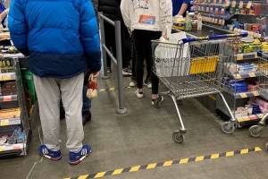В брянском гипермаркете покупатели игнорируют противовирусную разметку