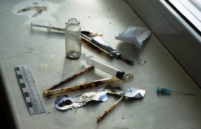 В Клинцовском районе мужчина устроил у себя дома наркопритон