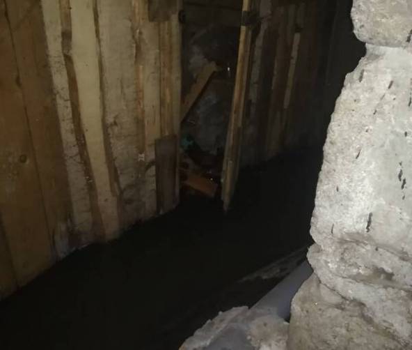 В Брянске подвал многоэтажки на улице Абашева утонул в фекалиях