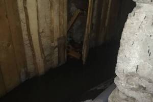 В Брянске подвал многоэтажки на улице Абашева утонул в фекалиях