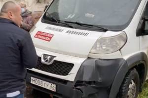 В Брянске легковушка столкнула маршрутку на тротуар