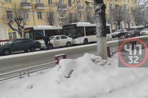 В Брянске произошло массовое ДТП с автобусом и такси