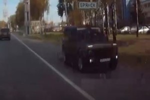 В Брянске обочечник удивил водителей движением по встречке