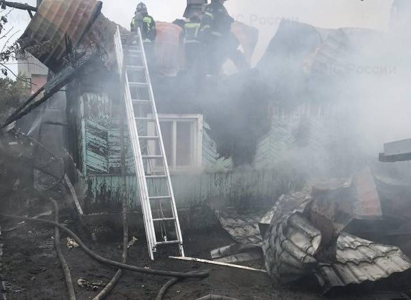 В Брянске крупный пожар в жилом доме обошёлся без пострадавших