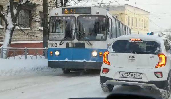 В центре Брянска на скользкой дороге застрял троллейбус