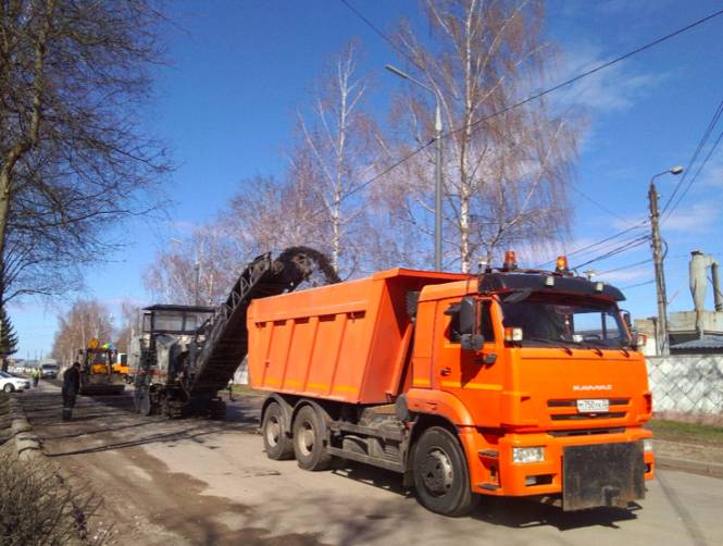 В Брянске начали снимать асфальт на улице Щукина