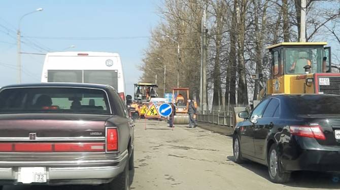 В Брянске из-за дорожников встала в пробке дорога у «Аэропарка»