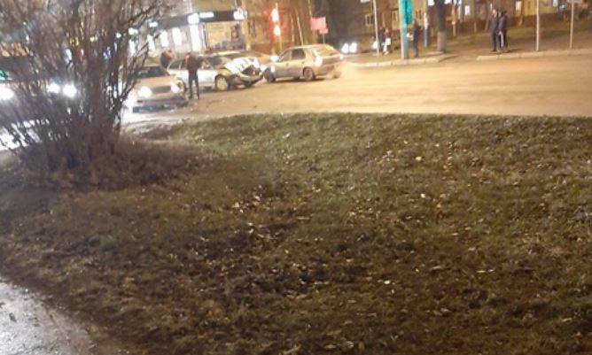 В Брянске рядом с ТРЦ «БУМ-сити» столкнулись два автомобиля