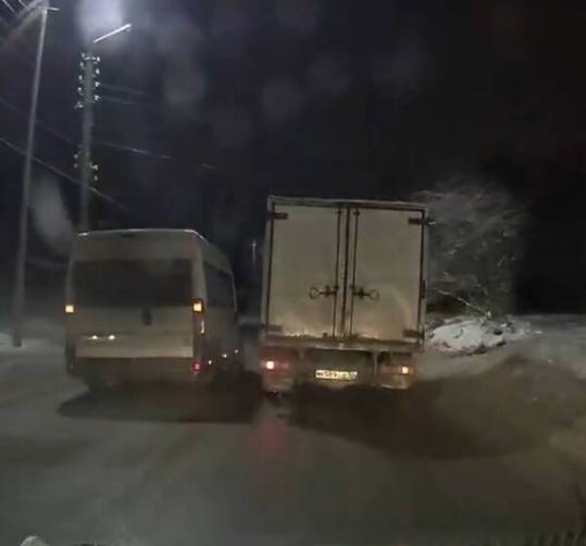 В Брянске сняли на видео лихача на маршрутке №166