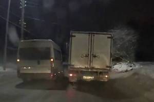В Брянске сняли на видео лихача на маршрутке №166