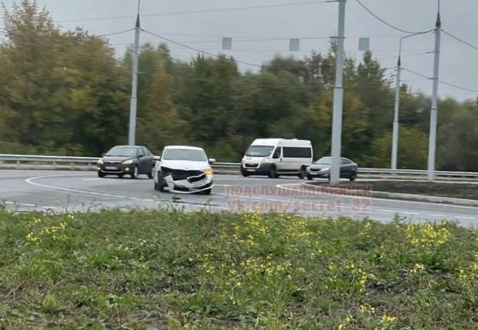В Брянске на кольце новой дороги у Metro столкнулись две легковушки