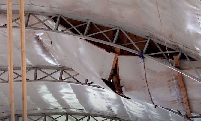 В детской спортивной школе Новозыбкова провалился потолок