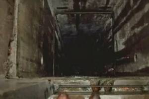 Девушка упала в шахту лифта торгового центра