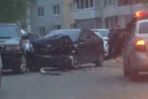 Во дворе многоэтажки на Романа Брянского пьяный водитель протаранил 4 машины