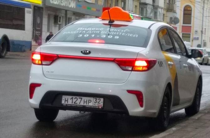 В Брянске водители такси устроили дикие гонки на Речной