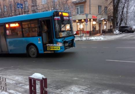 В Брянске у строительного техникума автобус №25 столкнулся с легковушкой