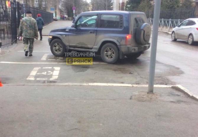 В Брянске сфотографировали «инвалидов» на парковке у гимназии №7