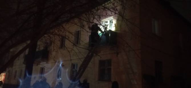 В Брянске на Почтовой из горящей квартиры спасли трех человек