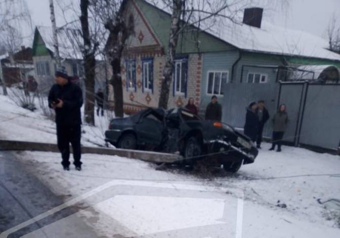 В Новозыбкове неудачный обгон привел водителя в столб