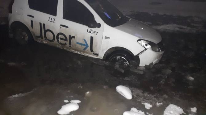 В Брянске в знаменитой луже на улице Медведева утонуло такси «Uber»