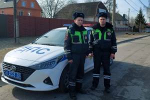 Брянские сотрудники ДПС поймали напавшего с ножом на женщину бомжа из Ростова