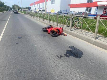 В Брянске 37-летняя женщина без прав перевернулась на мотоцикле и сломала бедро