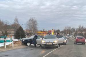 В Новозыбкове на переезде разбились две легковушки