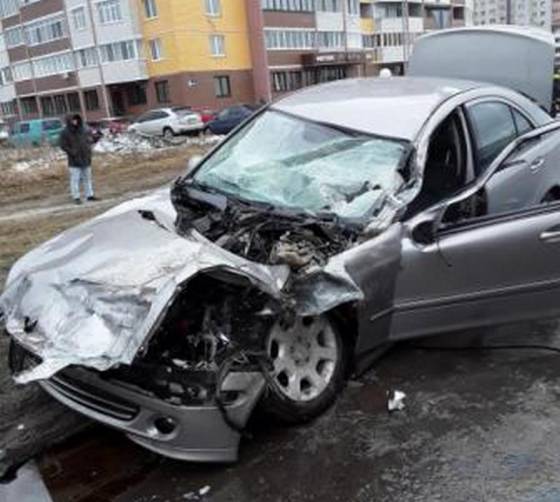 В Брянске в массовом ДТП с двумя Mercedes пострадал 21-летний парень