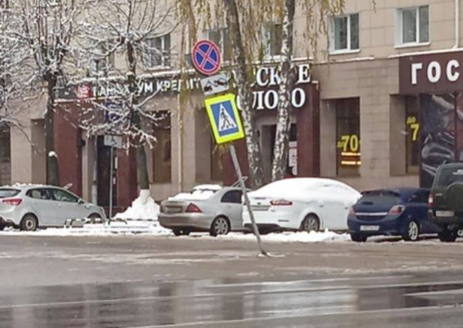 В Брянске «работник месяца» согнул дорожный знак под окнами правительства