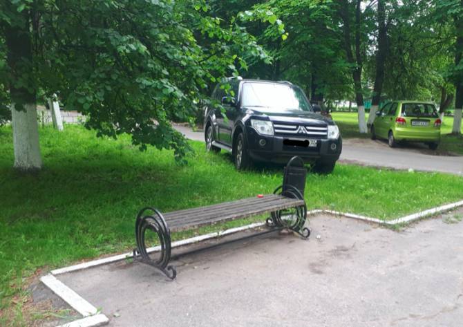 В Локте чиновница припарковалась на газоне у памятника чернобыльцам