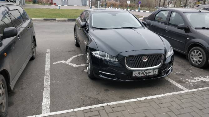 В Брянске Jaguar припарковался в месте для инвалидов