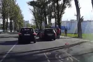 В Брянске возле ТРЦ «Аэропарк» столкнулись четыре легковушки 