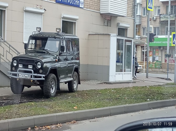 В Брянске сняли на фото наглую парковку возле отделения «Почты России»