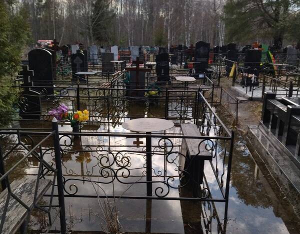 В Брянске на Володарке затопило кладбище по улице Абашева