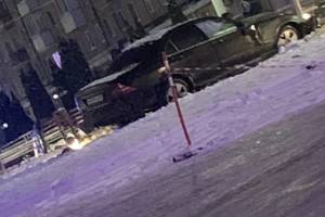 У гостиницы «Брянск» легковушка слетела с дороги и пробила ограждение