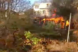 В Брянске сняли на видео горящий дом на «Пушке»