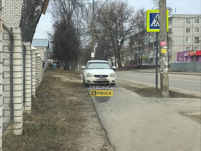 В Брянске автохам перекрыл тротуар в частном секторе