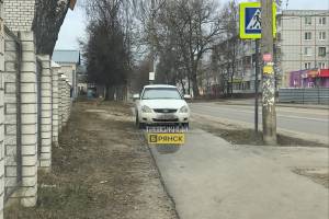 В Брянске автохам перекрыл тротуар в частном секторе