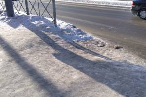 В Брянске тротуары превратились в ледяной каток