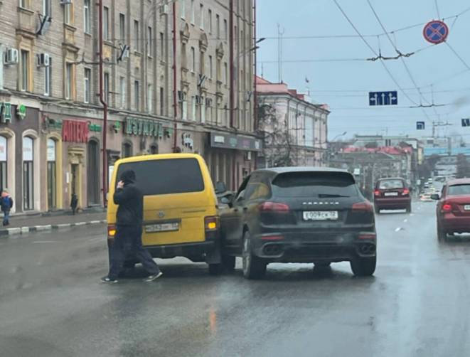 В Брянске посреди города в ДТП попал «Порше»