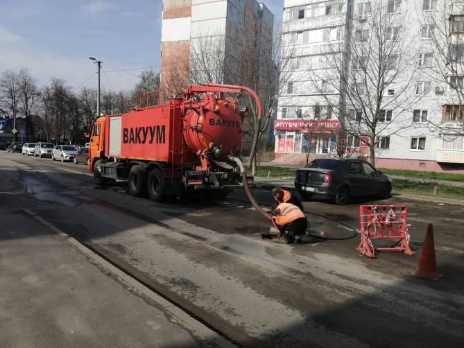 В Брянске начали прочистку ливневки возле Бежицкого рынка