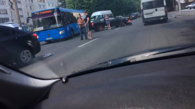В Брянске легковушка попала в ДТП на Красноармейской 