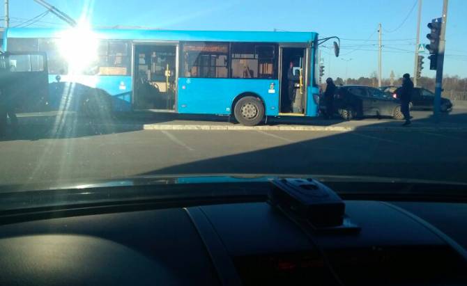 В Брянске возле «Линии» в аварию попал автобус №2