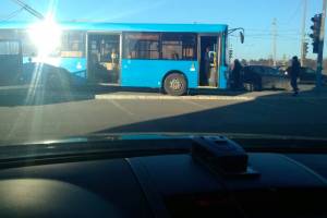 В Брянске возле «Линии» в аварию попал автобус №2