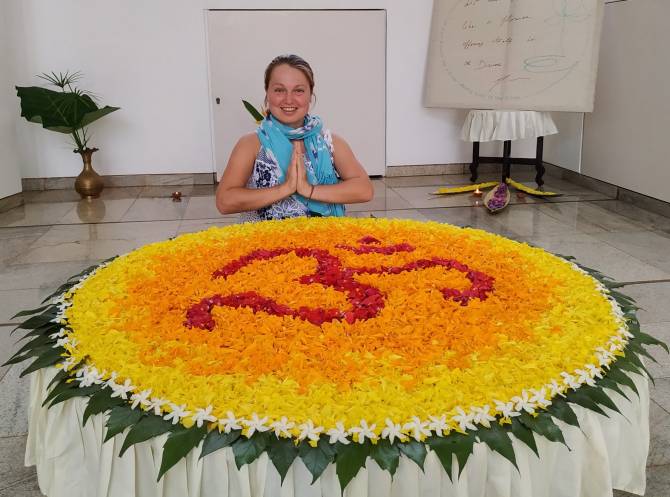 Застрявшая в Индии брянская экс-журналистка поздравила всех с Днем Победы