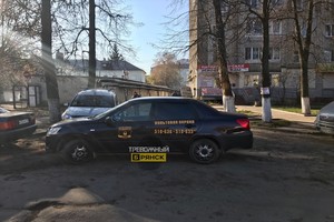 В Брянске машина охранников перегородила проезд во дворе многоэтажки