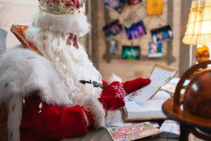 В Брянске установили ящик для писем Деду Морозу