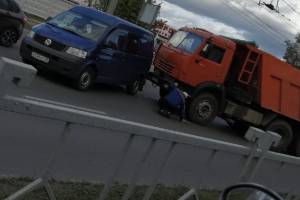 В Брянске возле «Европы» в микроавтобус врезался КамАЗ