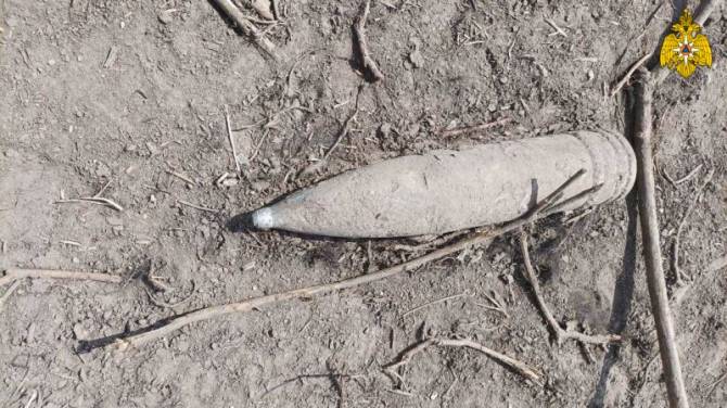 В поле возле севского села нашли артиллерийский снаряд