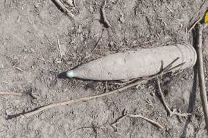 В поле возле севского села нашли артиллерийский снаряд